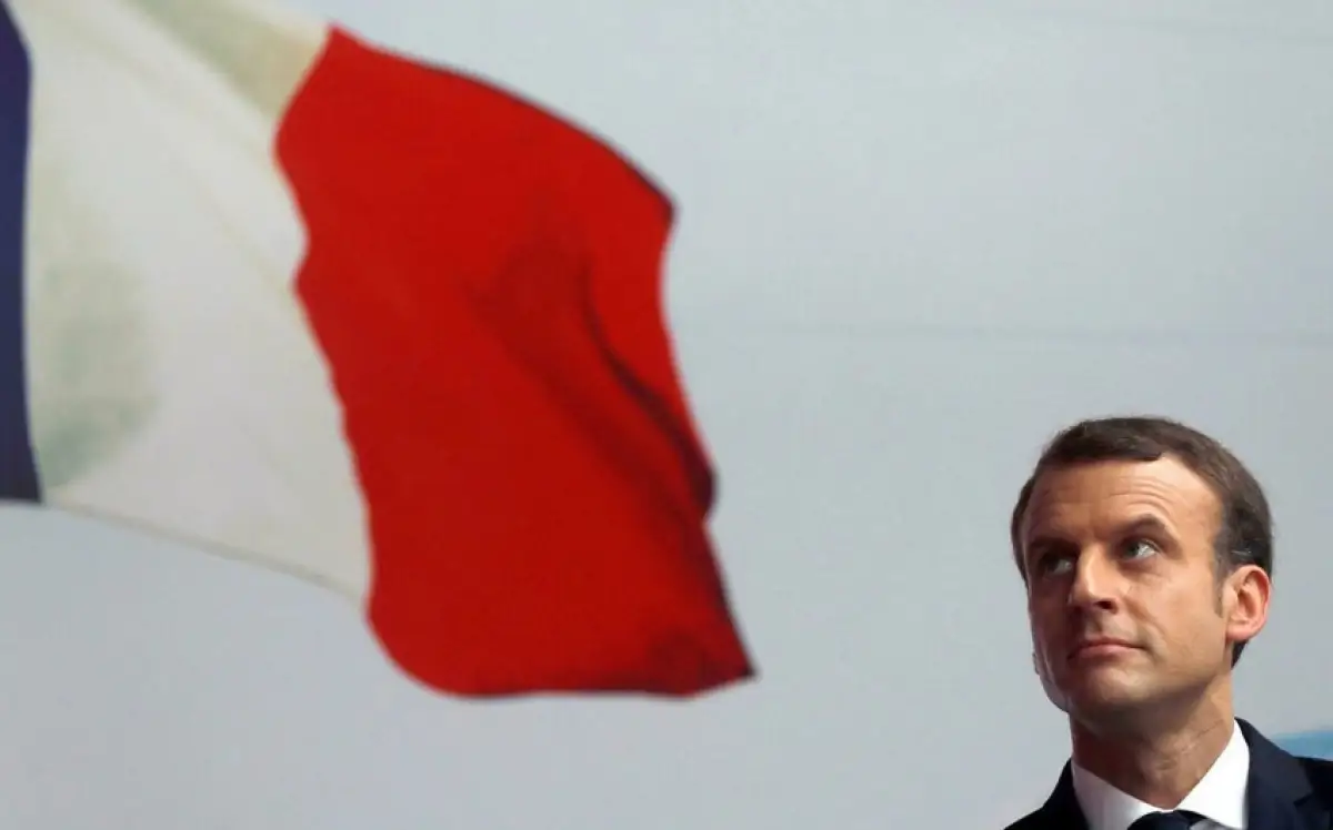 Макрон изменил синий цвет на флаге Франции