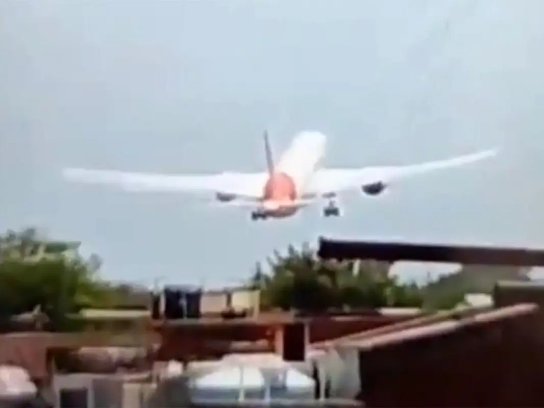 После падения самолета в Индии сообщается о 133 погибших