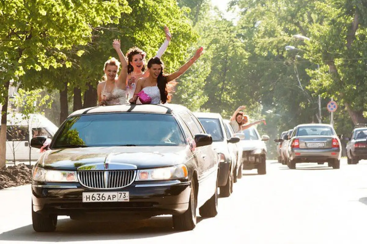 В Казахстане запретили отмечать выпускные вечера в ресторанах и катание на лимузинах