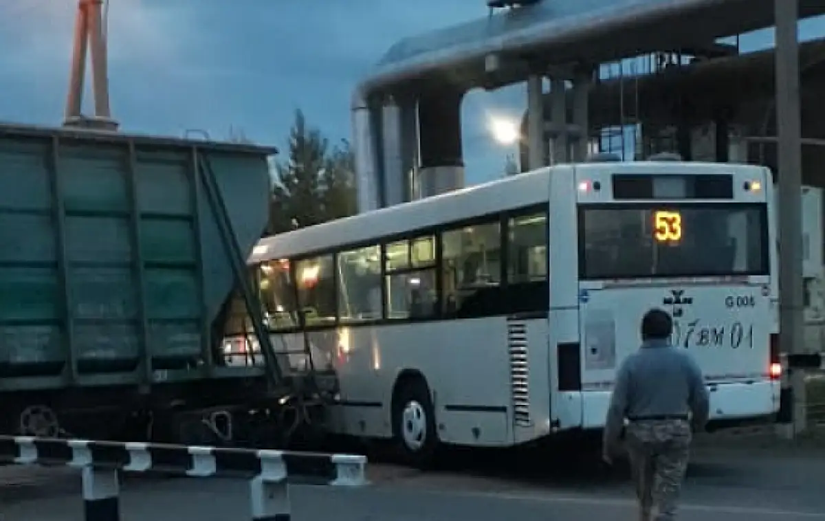 В столице автобус столкнулся с тепловозом