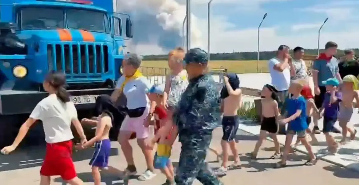 Самых маленьких выносили на руках: в области Абай экстренно эвакуировали детей из зоны пожара