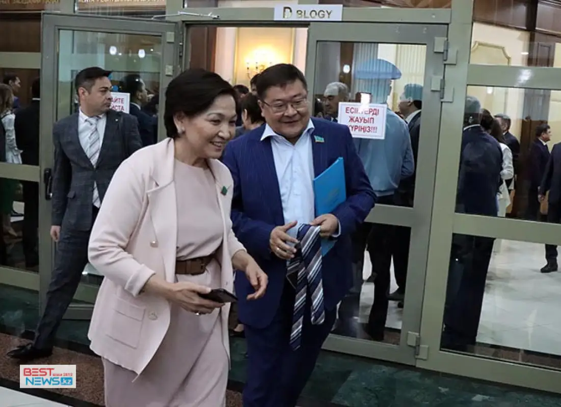 Сарым снял галстук – как мажилисмены и сенаторы уходили на каникулы