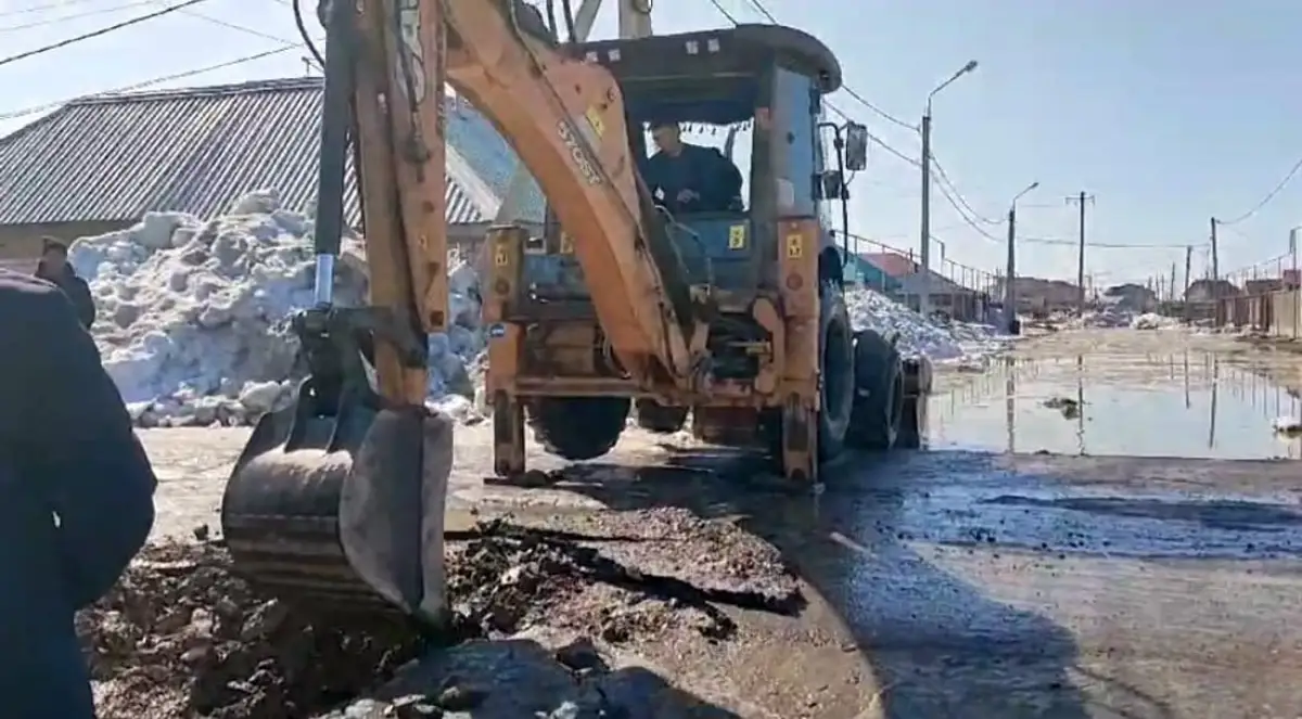 В митинговавшем из-за паводков Коянды работает снегоуборочная техника и мотопомпы