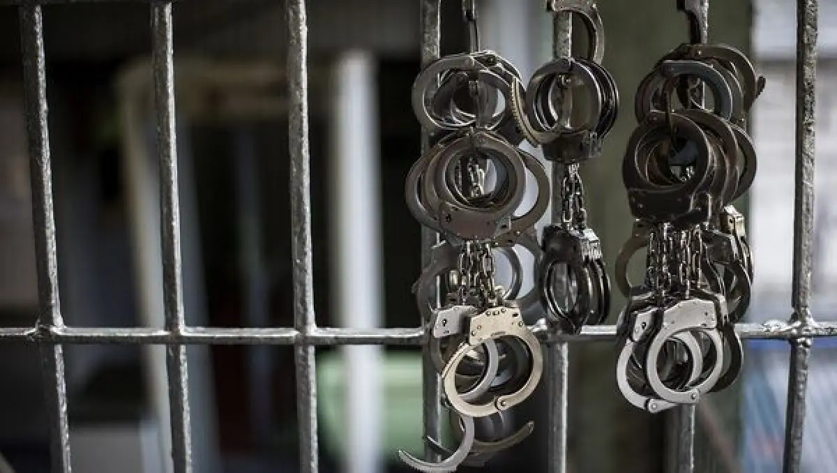 Подростков отправили в камеры за избиение пенсионера в Темиртау