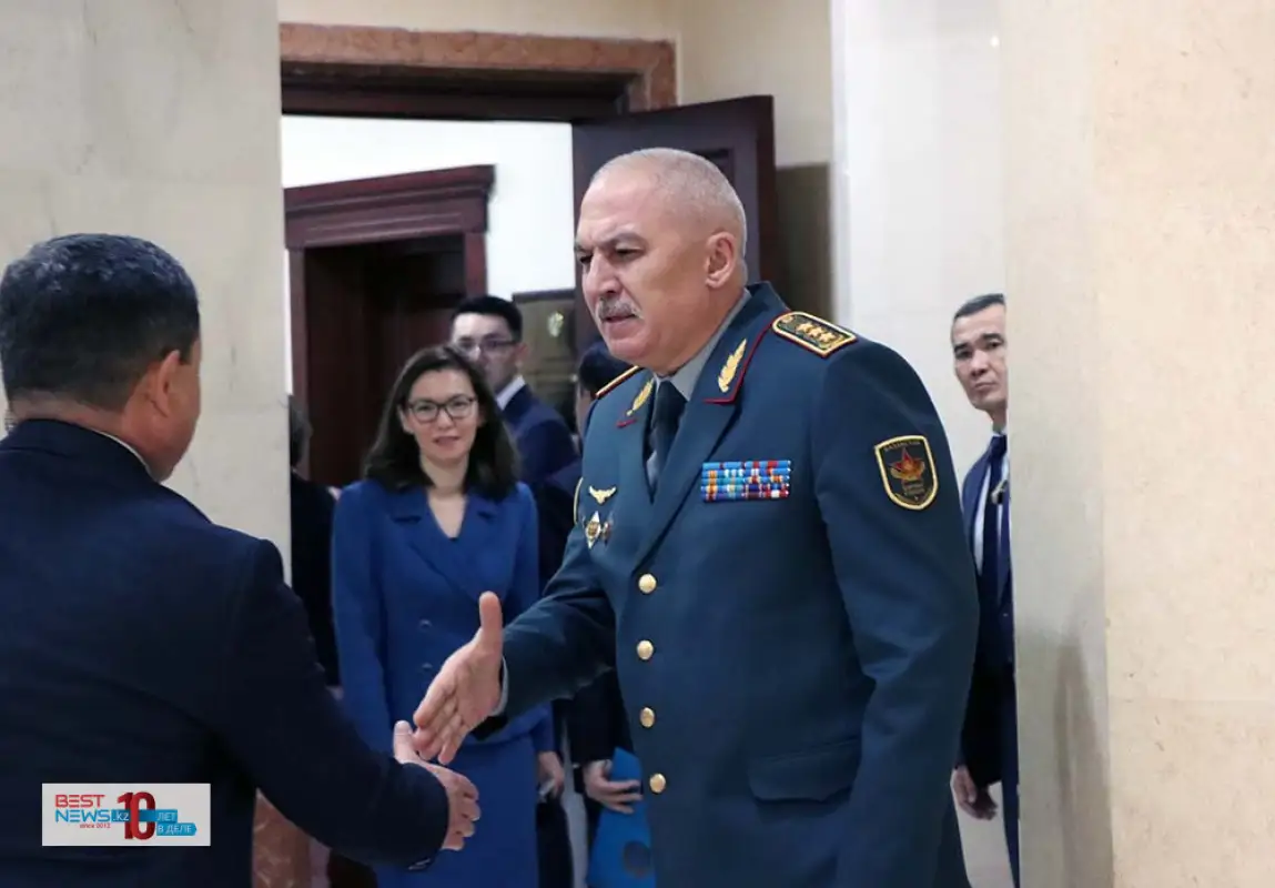«Высшему составу некогда играть»: министр обороны Казахстана о военных в казино