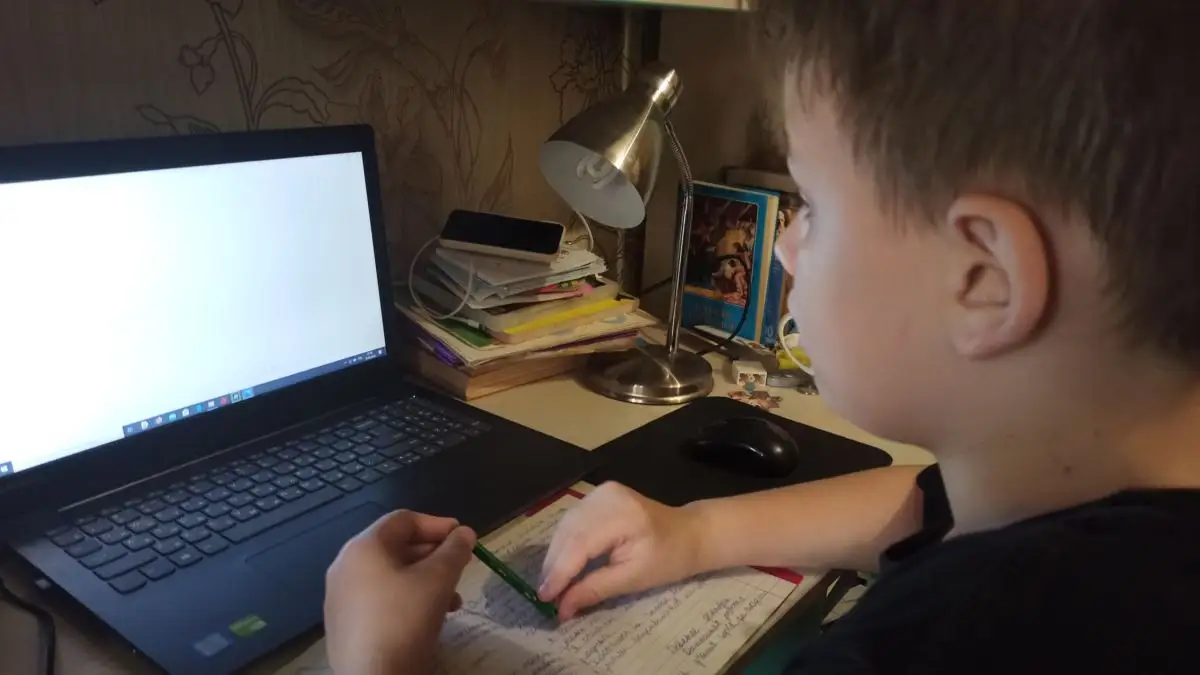 СРОЧНО: Минздрав рекомендовал сохранить дистанционное обучение школьников в Казахстане 