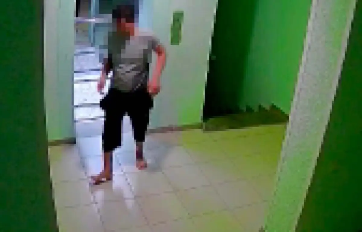Суд разрешил арест астанчанина, справившего нужду в лифте - видео
