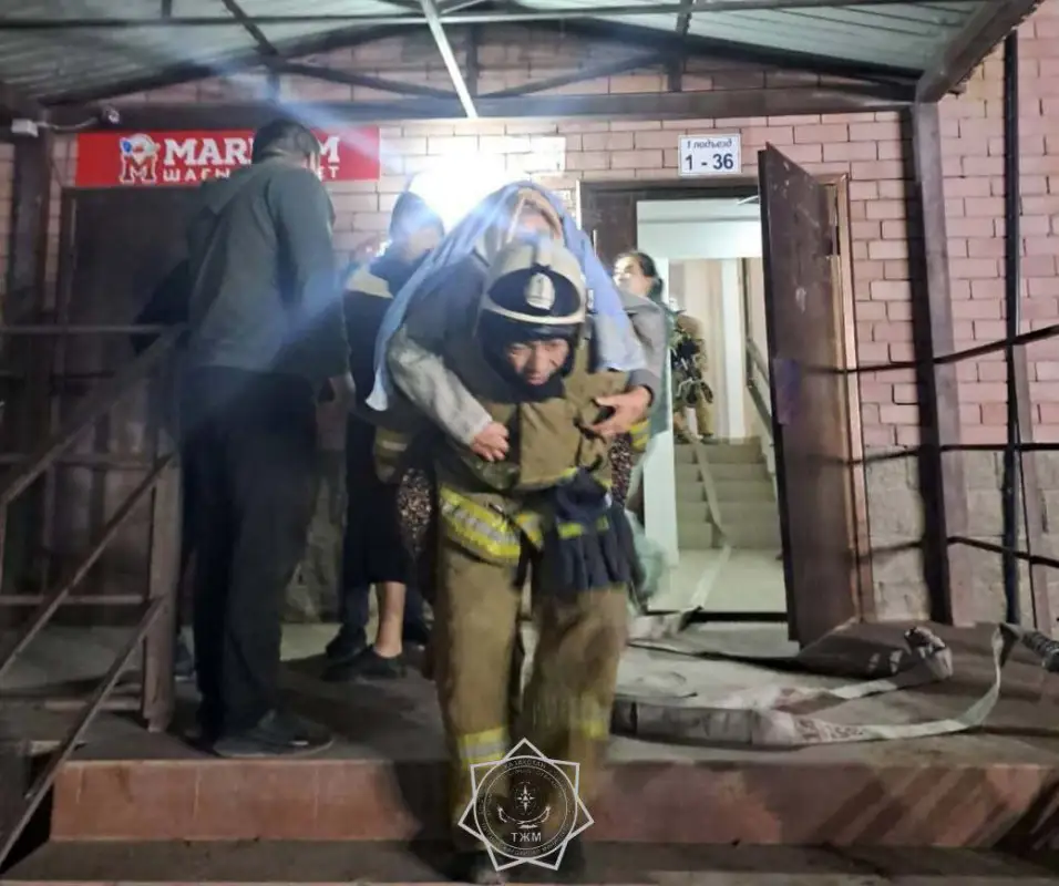 После загорания автошины в Атырау эвакуировали 45 человек