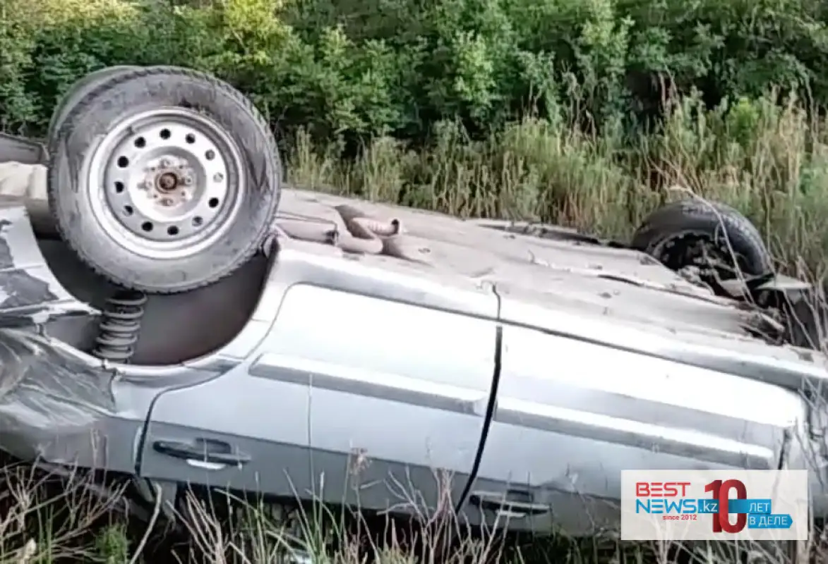 Под Семеем мужчина на автомобиле сбросился с горы высотой 330 м