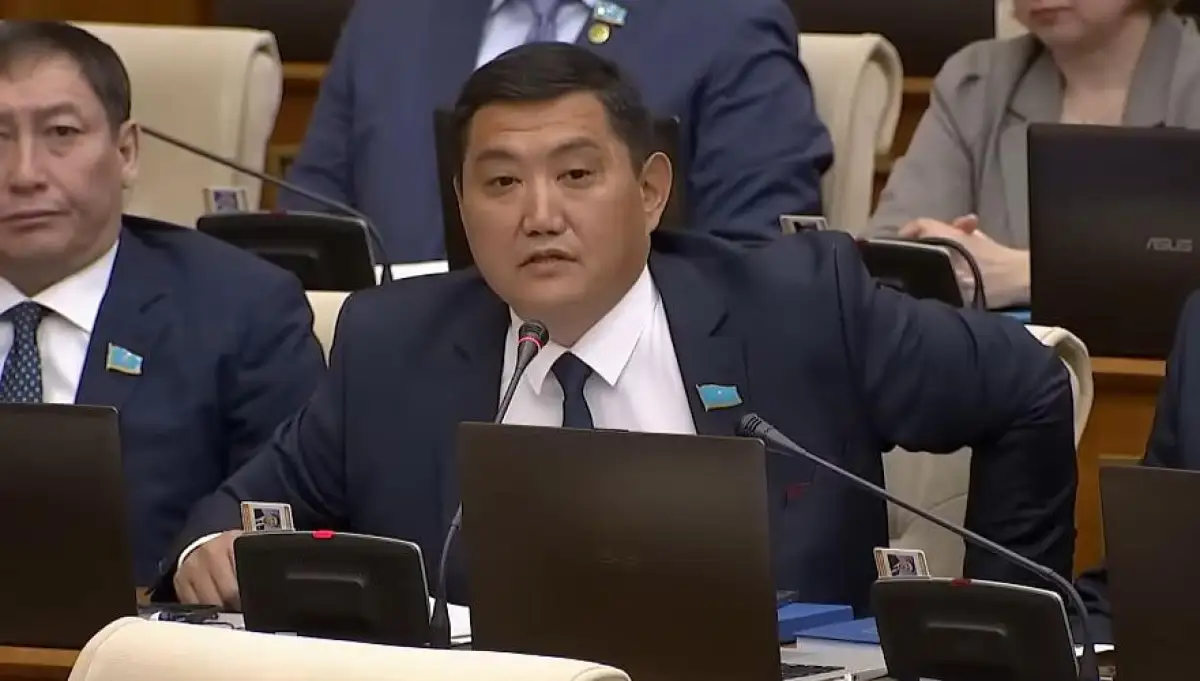 Мажилисмен Базарбек предложил ужесточить наказания для авиакомпаний в Казахстане