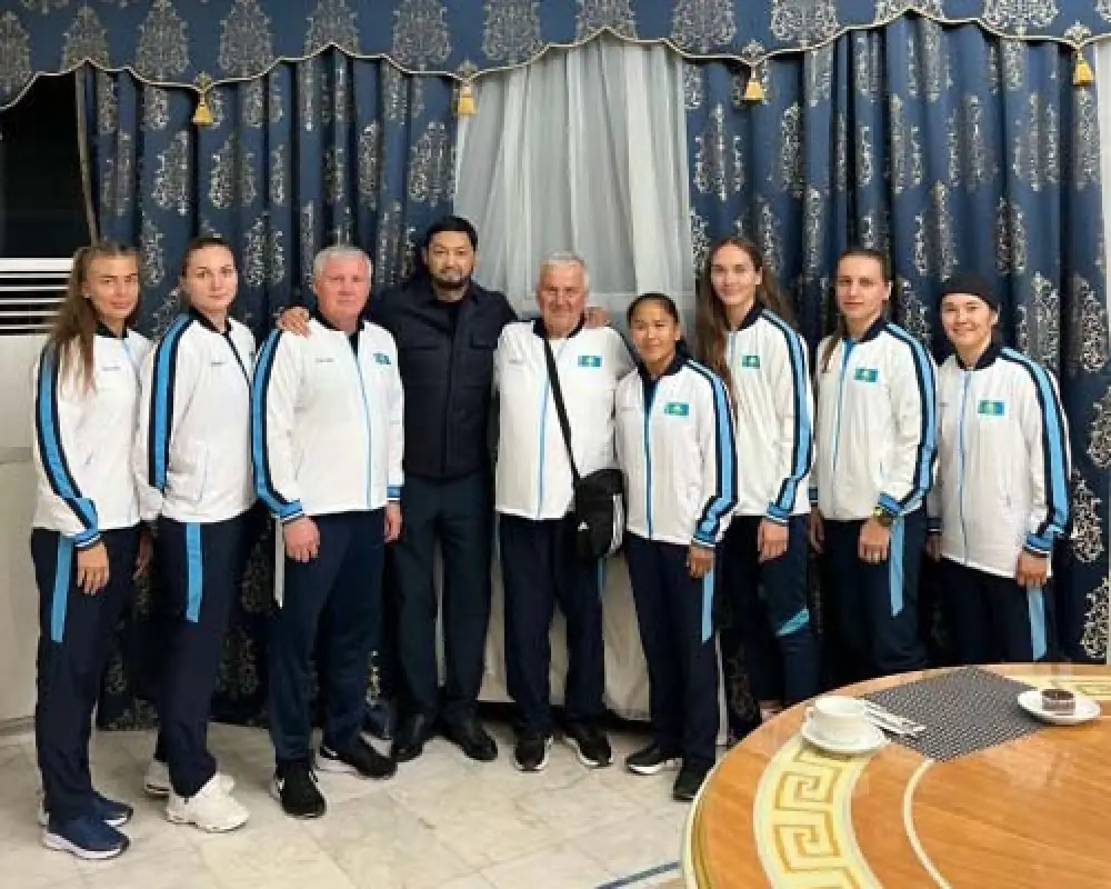 Asian Games-2023: Кенес Ракишев напутствовал боксёрш сборной Казахстана 