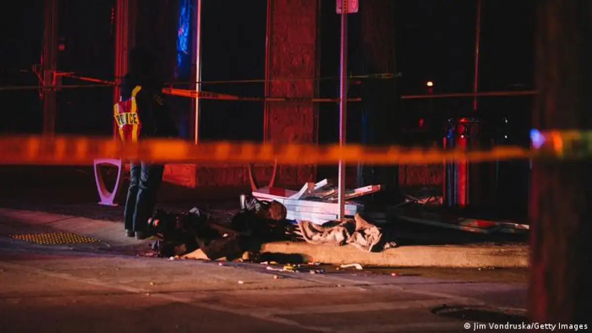 Внедорожник протаранил людей на параде в США, 20 пострадавших - видео