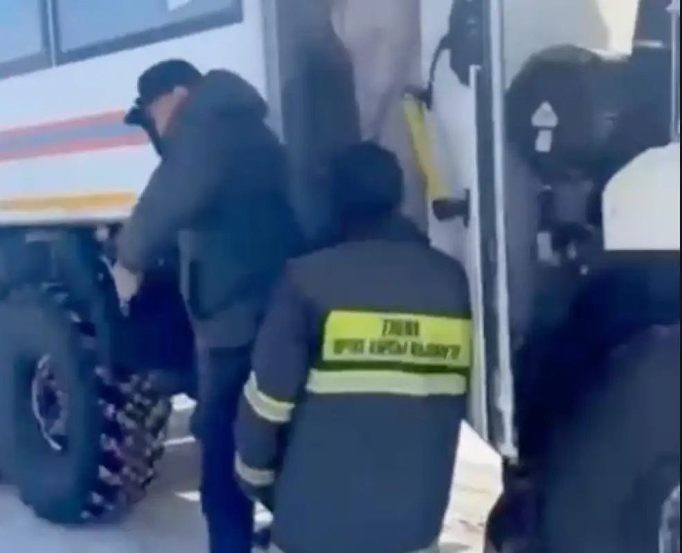 Спасатели эвакуировали 17 человек после массового ДТП на трассе 