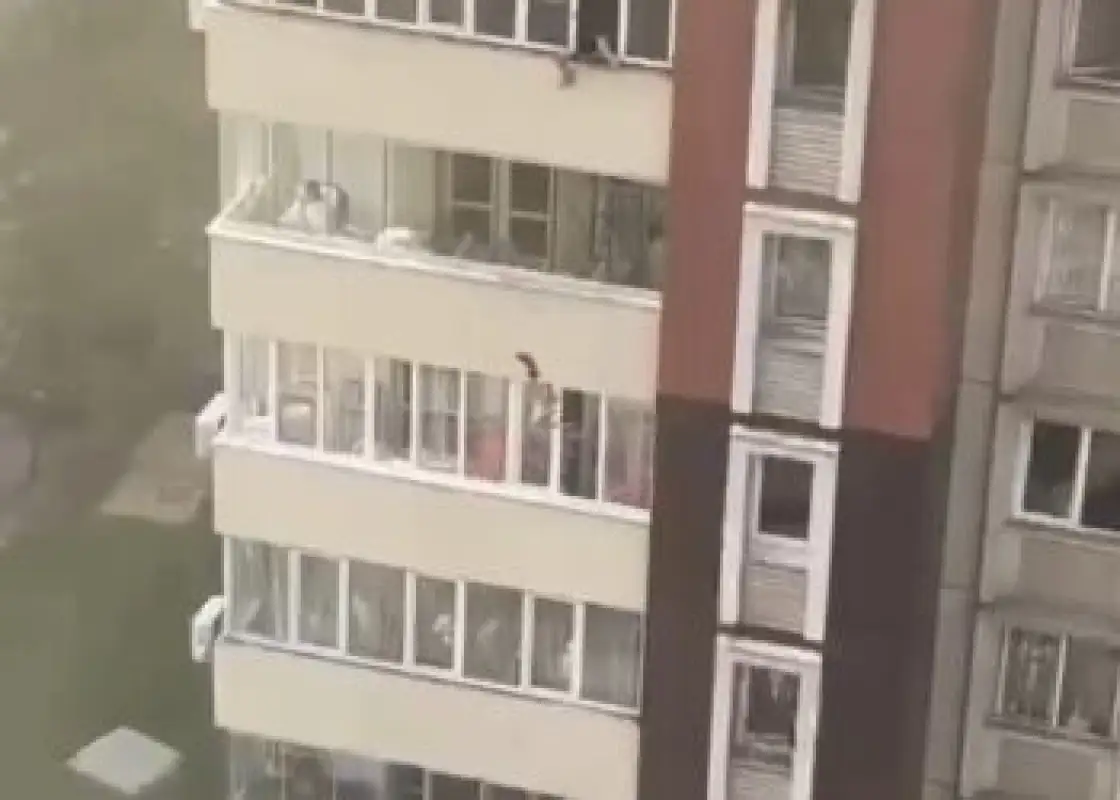 Выпрыгнула из окна при пожаре: семье окажут помощь