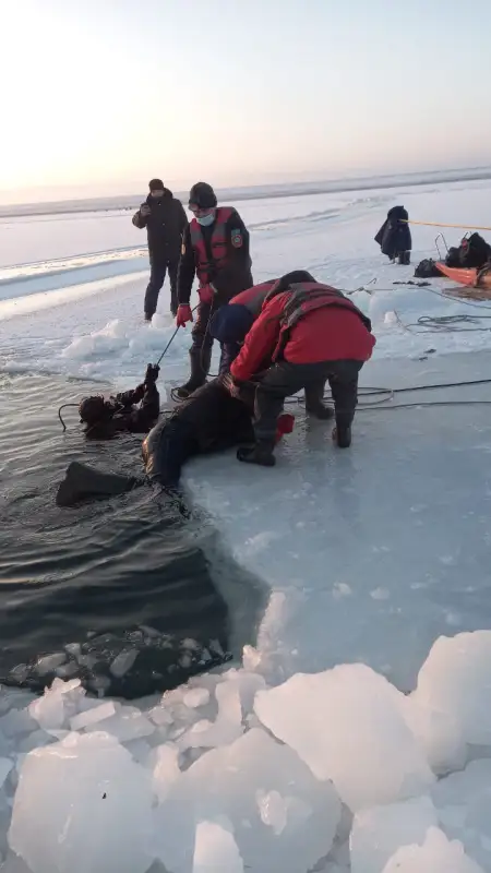 Жуткое фото: в Кызылординской области авто провалилось под лёд, четверо утонули