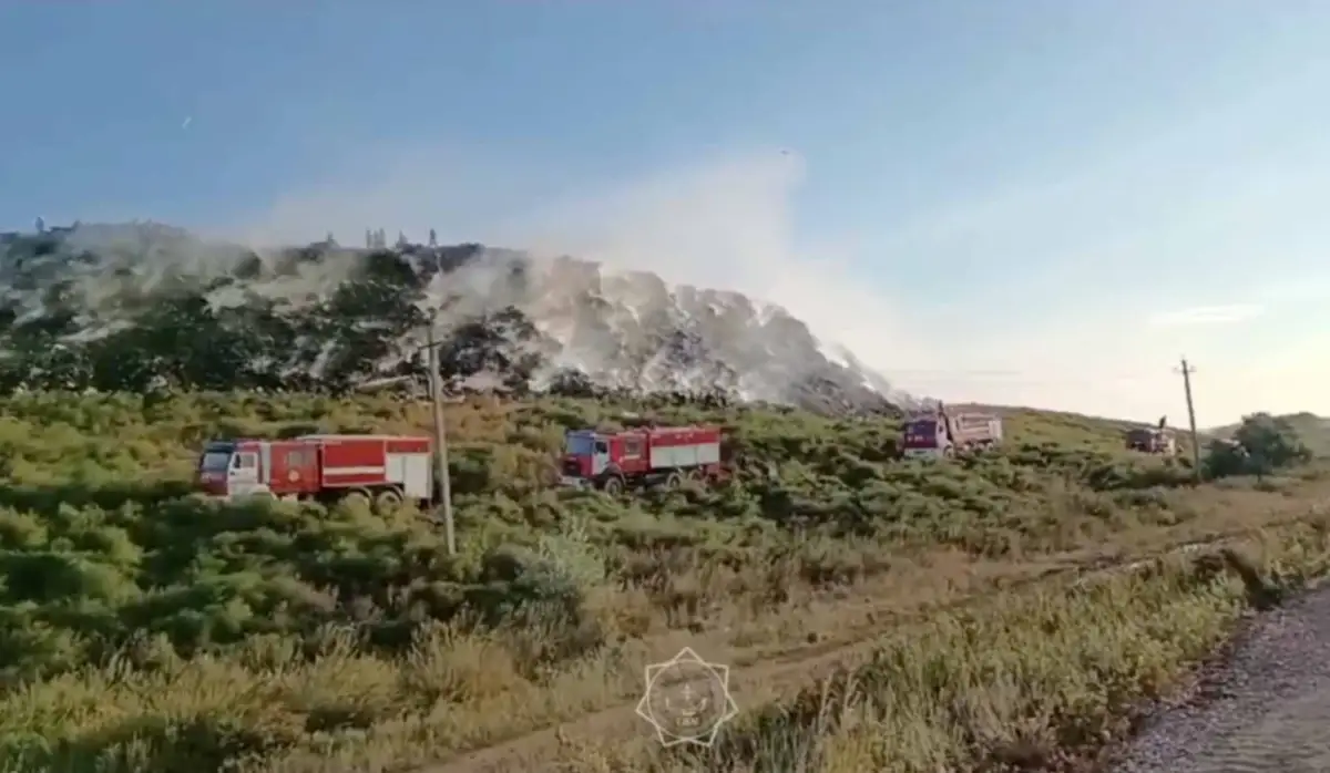 В Астане продолжают ликвидацию пожара на мусорном полигоне