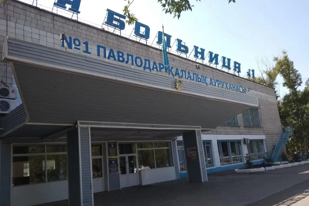 В Павлодаре закрыли на карантин больницу, медики и пациенты остались внутри