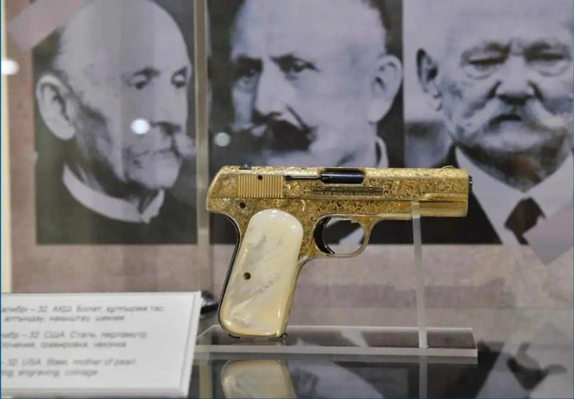 В Астане открылась выставка оружия и коллекционных пистолетов