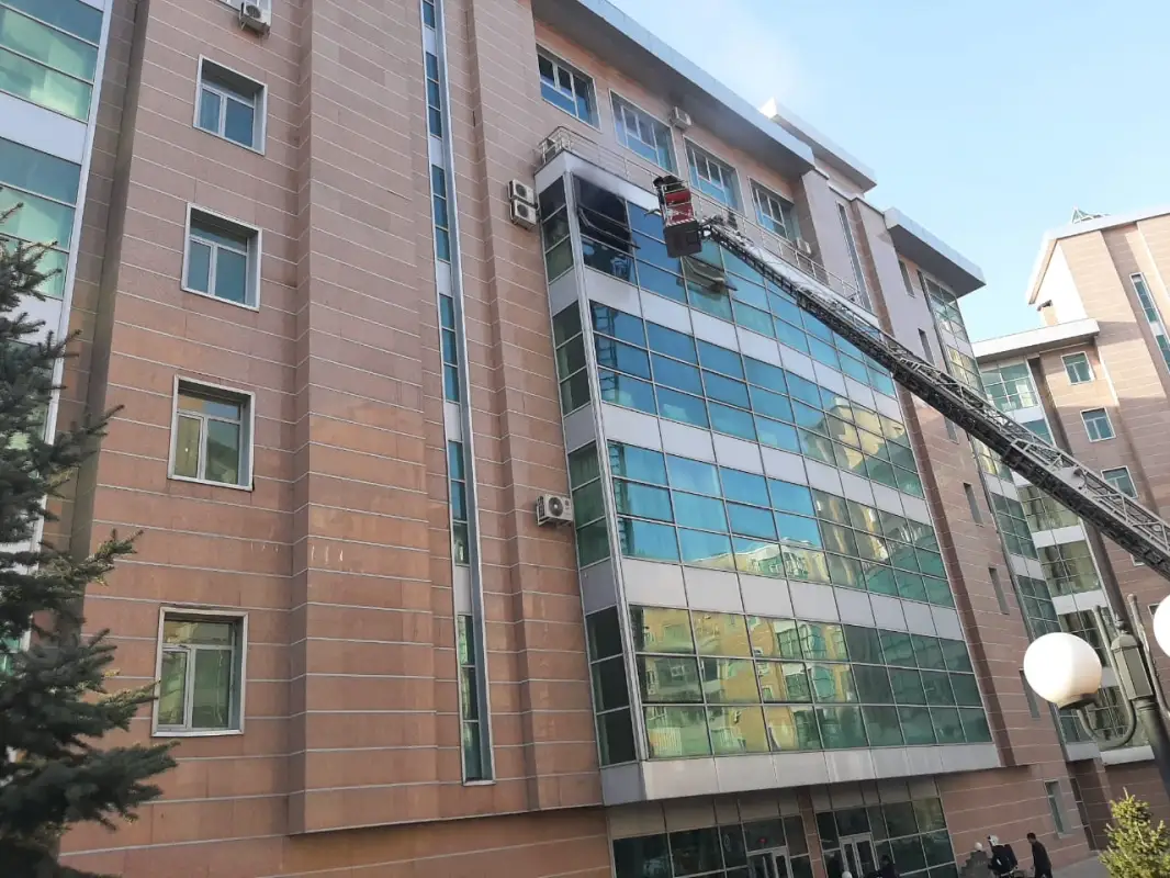 В Алматы горела квартира в семиэтажном доме, спасено трое жителей