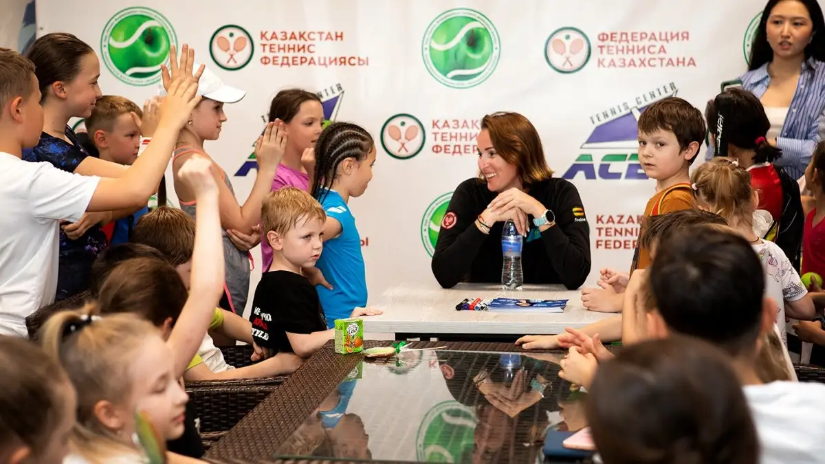 Ярослава Шведова встретилась с юными теннисистами в Алматы