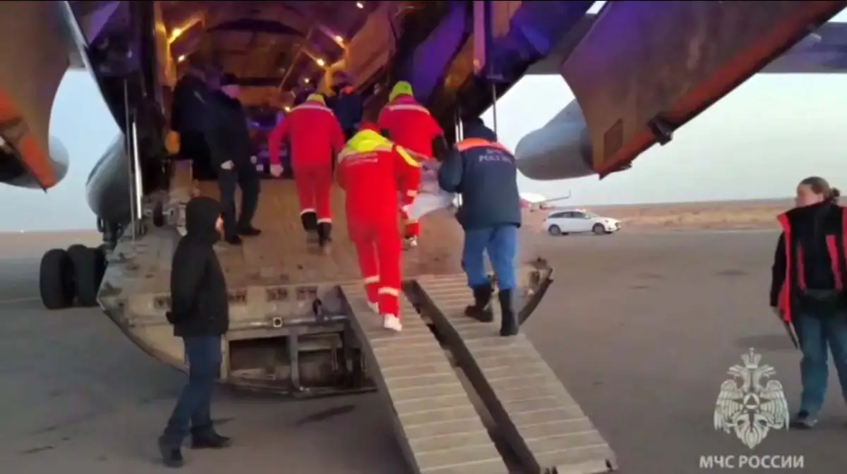 Самолет МЧС России забрал из Актау 9 пострадавших в авиакатастрофе россиян