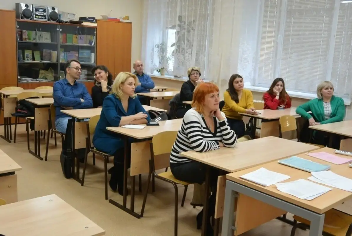 По всему Казахстана во всех школах срочно вызывают родителей учащихся