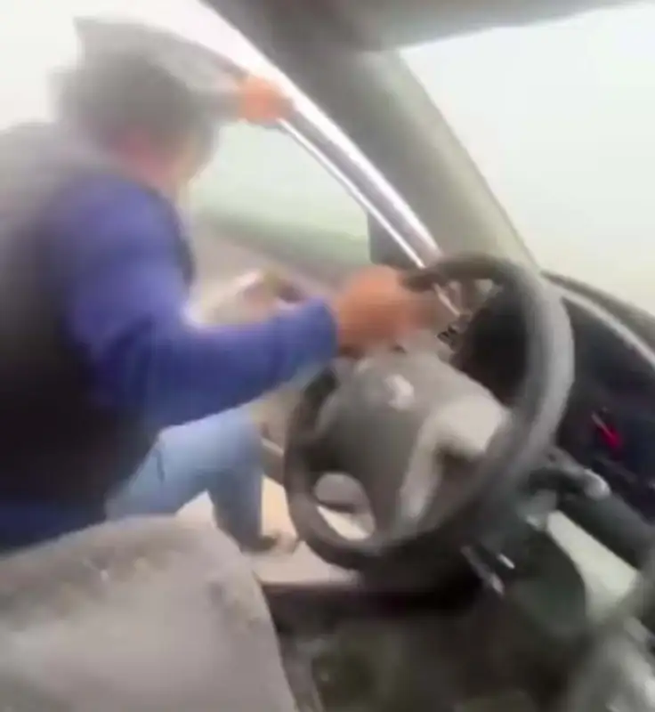 Полиция наказала водителя из Шымкента, выпрыгнувшего на ходу