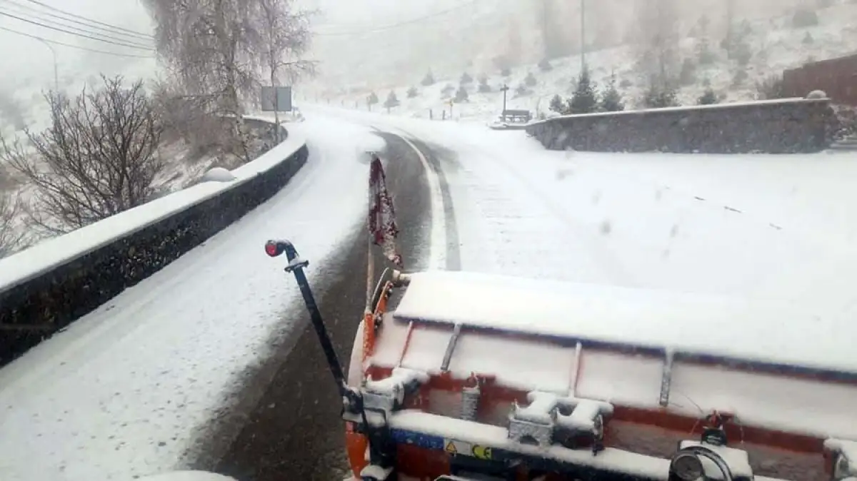 В Алматы 866 рабочих убирают выпавший снег 