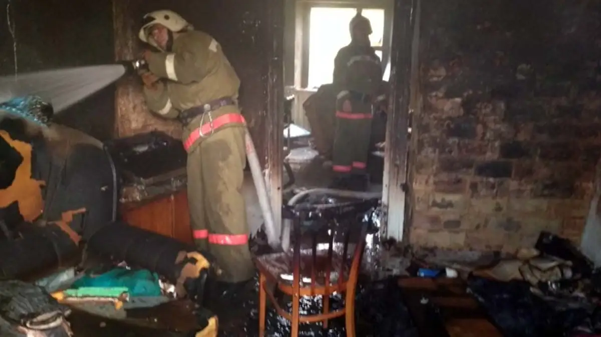 В Степногорске пожарные помогли спасти из горевшей квартиры женщину-инвалида