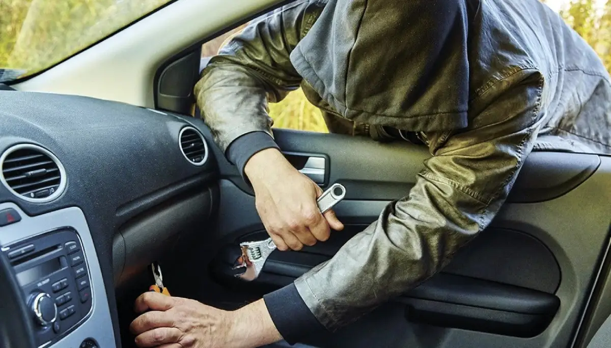 Астанчанин украл из незапертого авто инструменты и регистратор