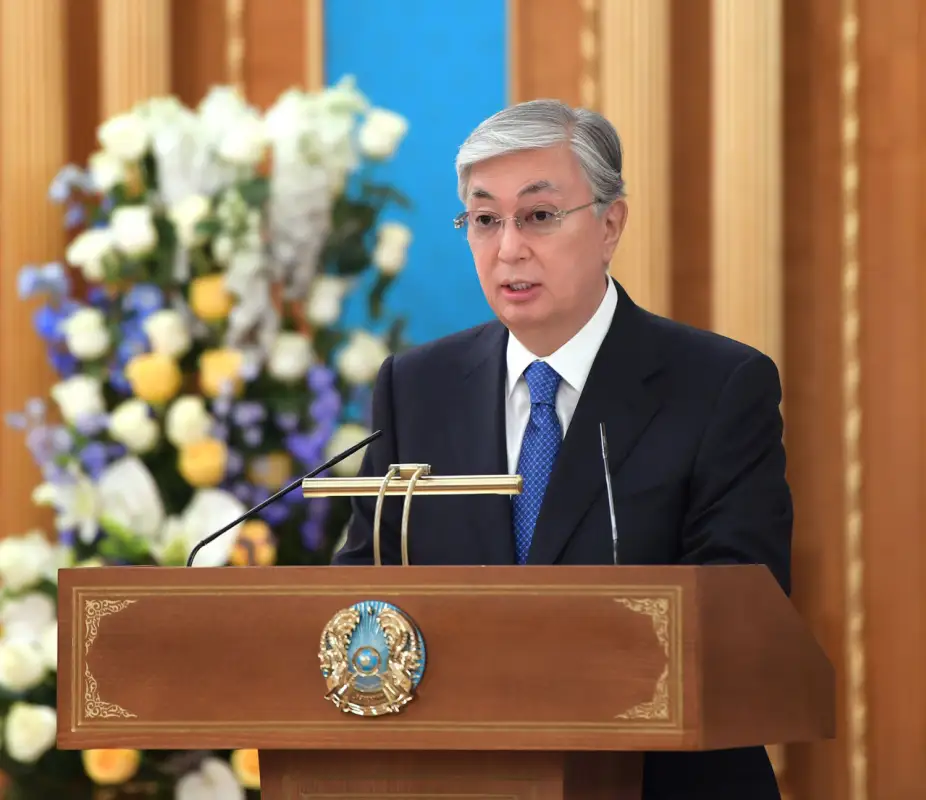 Токаев выступил перед послами на трех языках