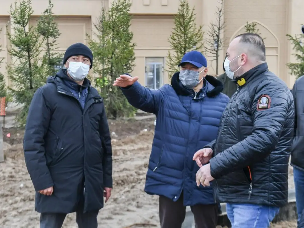 В Туркестане высаживают деревья и обустраивают улицы