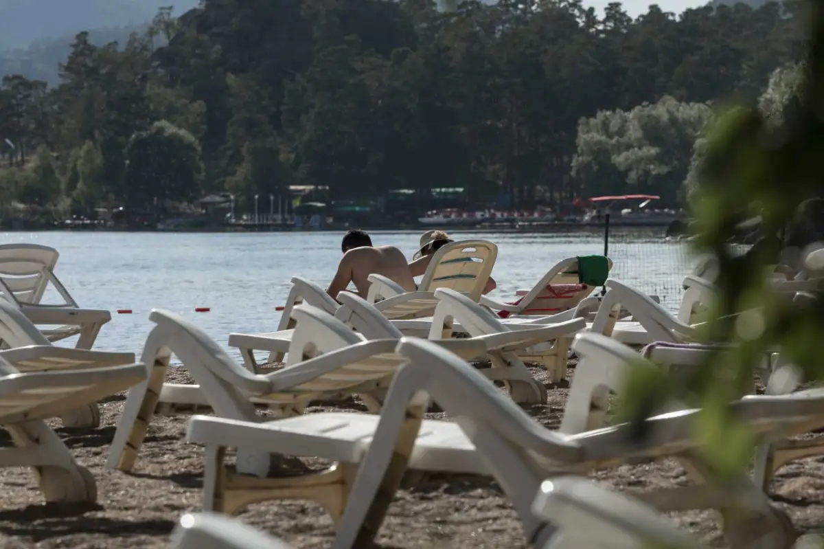 Каждому - по 4 метра дистанции: открылись пляжи на Бурабае