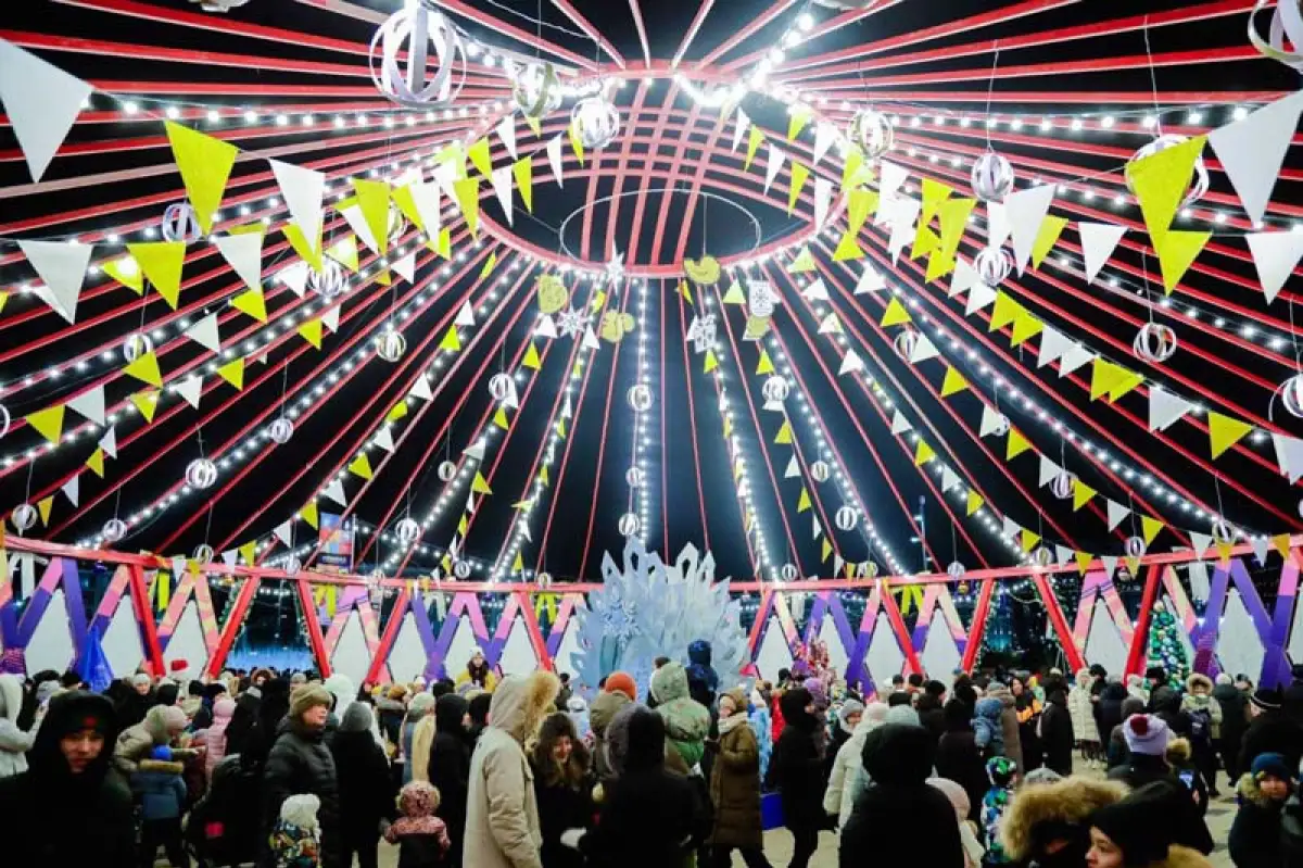 В Астане одновременно зажгли свыше 30 новогодних елок