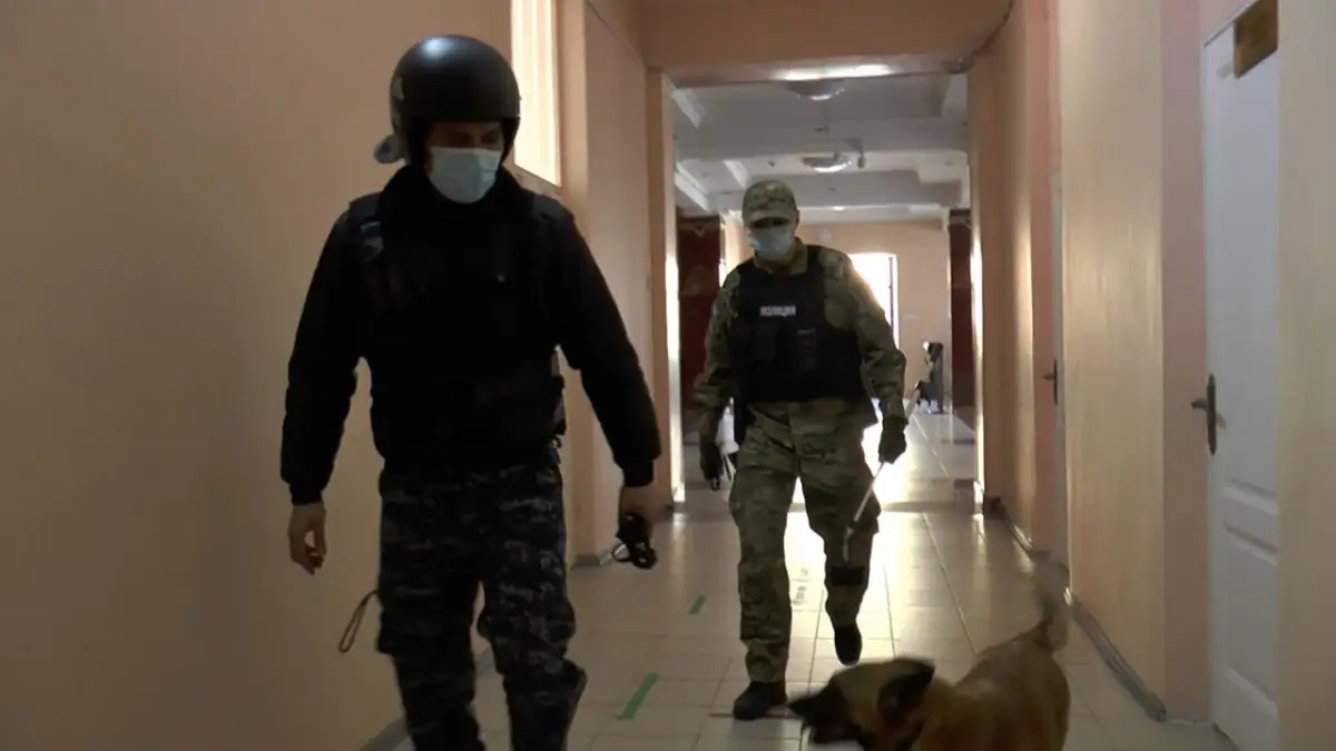 В Алматы неизвестные сообщили о "заминировании" 34 школ - фото с места ЧП