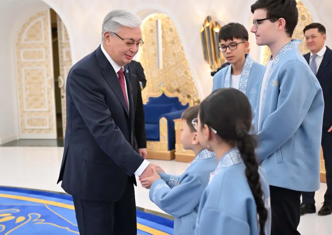 Президент Казахстана встретился с призерами чемпионатов мира по шахматам