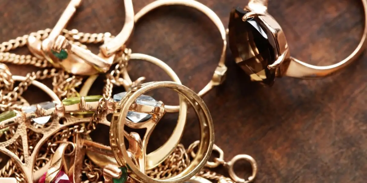 В Нур-Султане домработница тайком выносила драгоценности хозяев и сдавала в ломбард