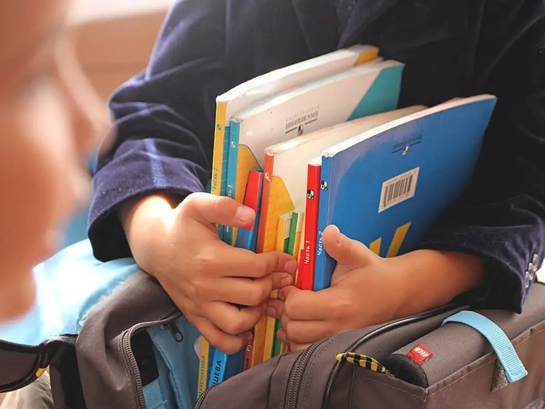 Глава МОН Казахстана ответил, станут ли легче школьные рюкзаки