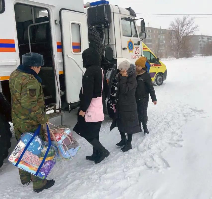 В Казахстане временно закрыты 127 участков автодорог и эвакуируются люди