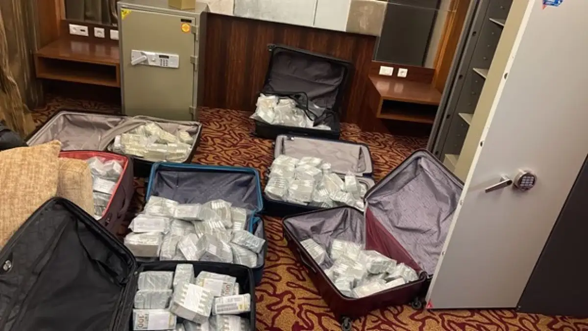 Авто, антиквариат, доллары в чемоданах - КНБ показал изъятое у Карима Масимова в рамках следствия - фото