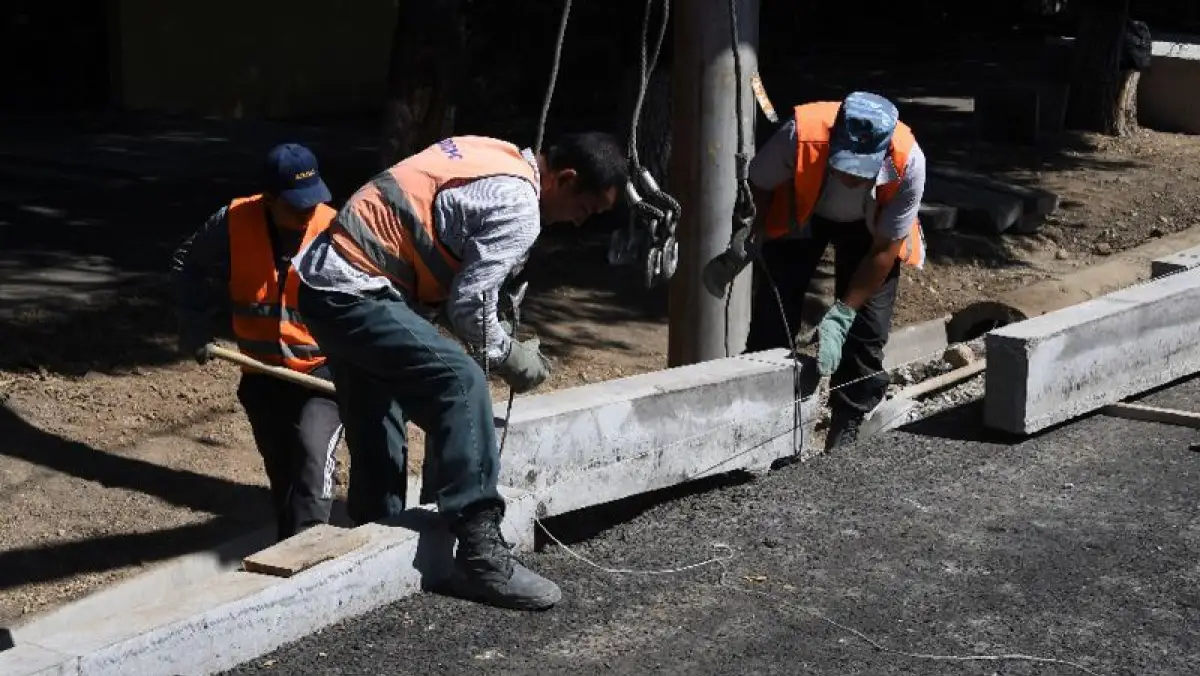 Досаев о замене бордюров в Алматы: «Мы построим дороги, которые будут эксплуатироваться 10 лет минимум»