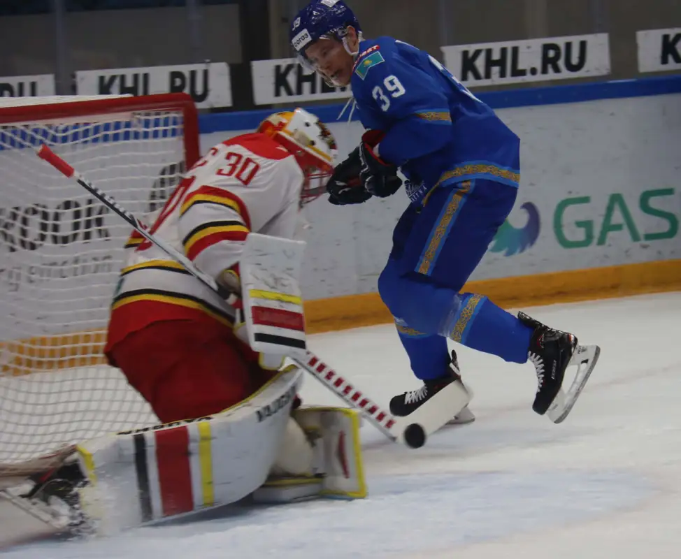 Фреттин начал забивать: Барыс ведёт после первого периода в матче с КРС