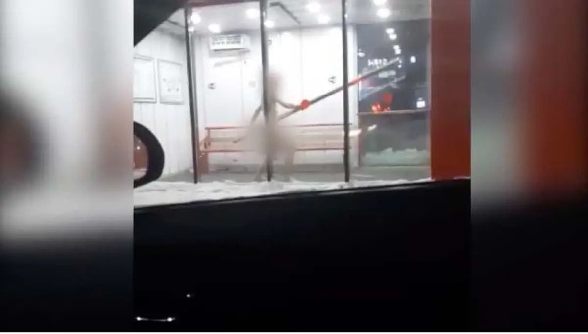 Голый мужчина оказал сопротивление полицейским в теплой остановке