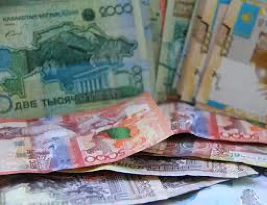 Курс доллара составил 427,60 тенге