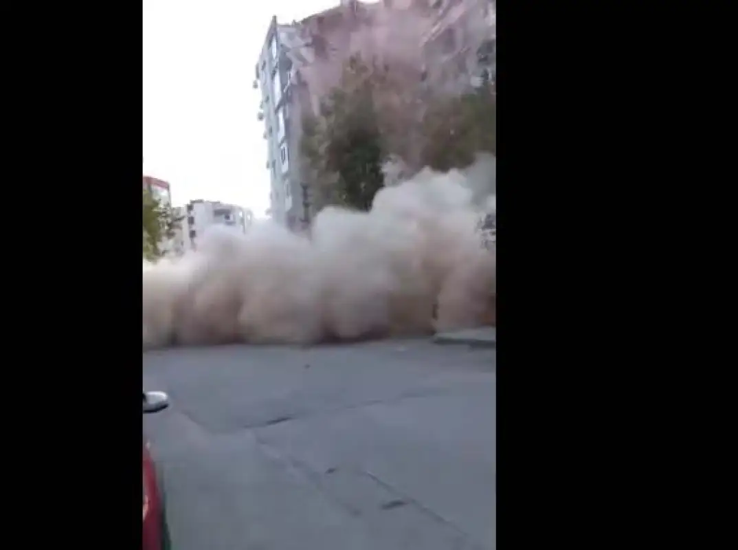 В Измире жилой дом рухнул на глазах людей после толчков