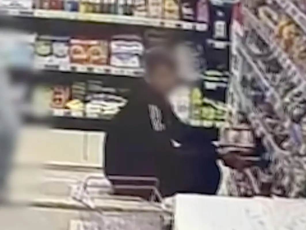 Юный астанчанин украл памперсы и коробки с шоколадом - видео