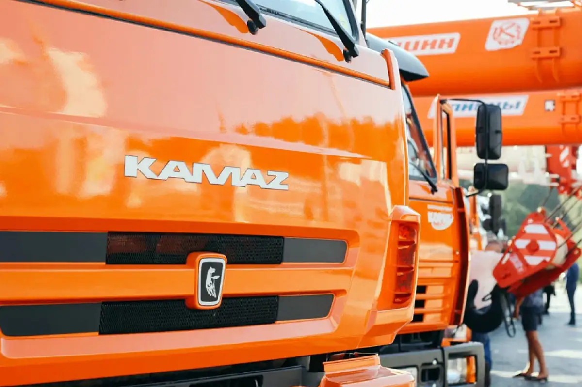 Пожилые мужчины сливали топливо из чужих «КамАЗов» в СКО