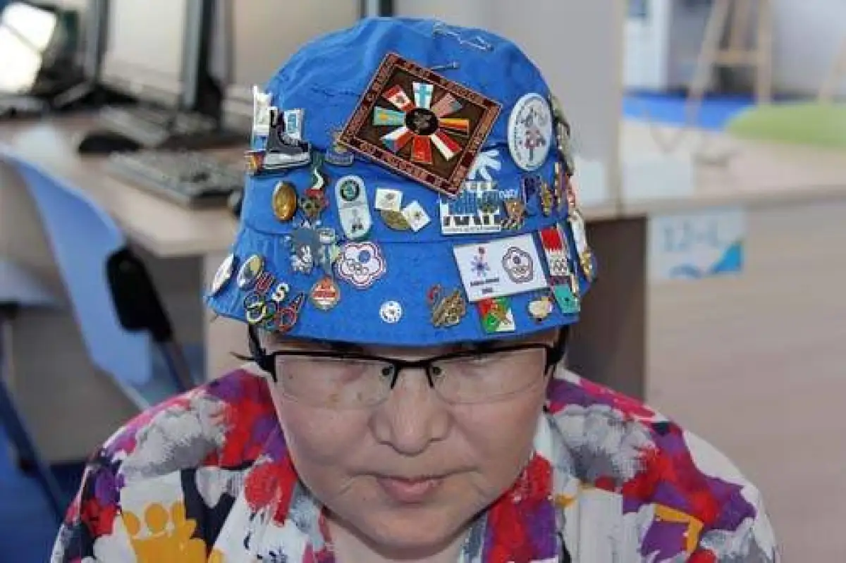 Как президент IIHF подарил главреду Bestnews.kz фирменный значок