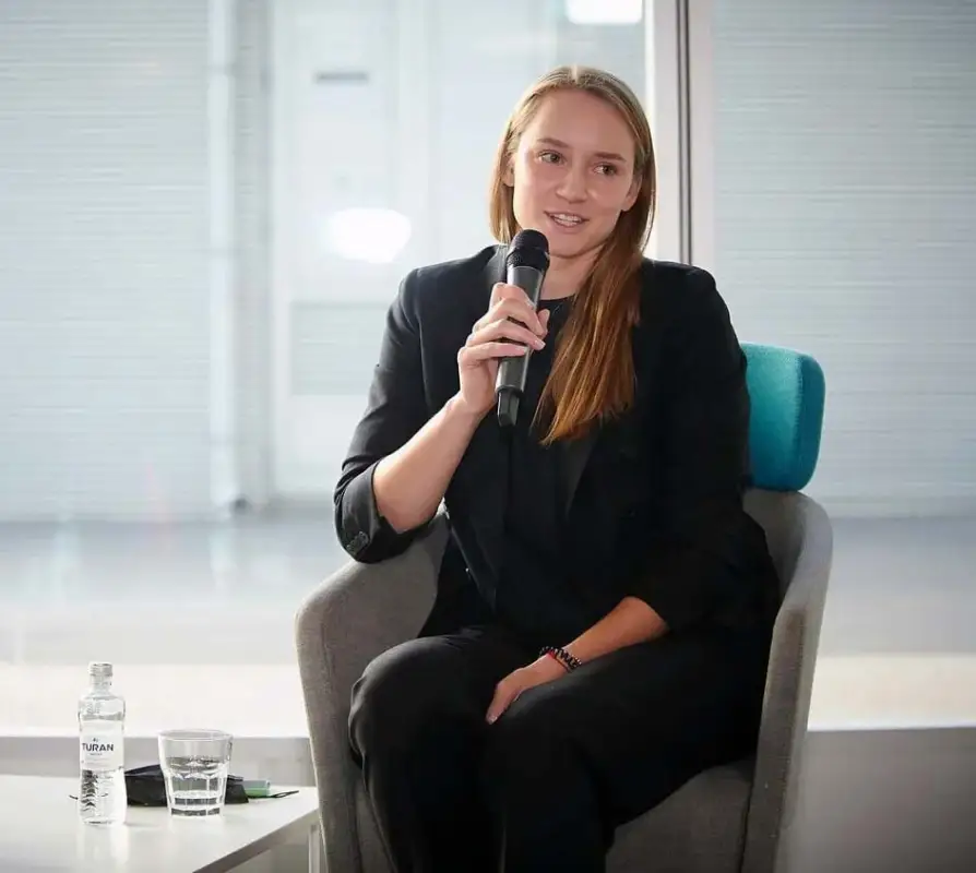 Елена Рыбакина, героиня Олимпиады в Токио прилетела в Нур-Султан