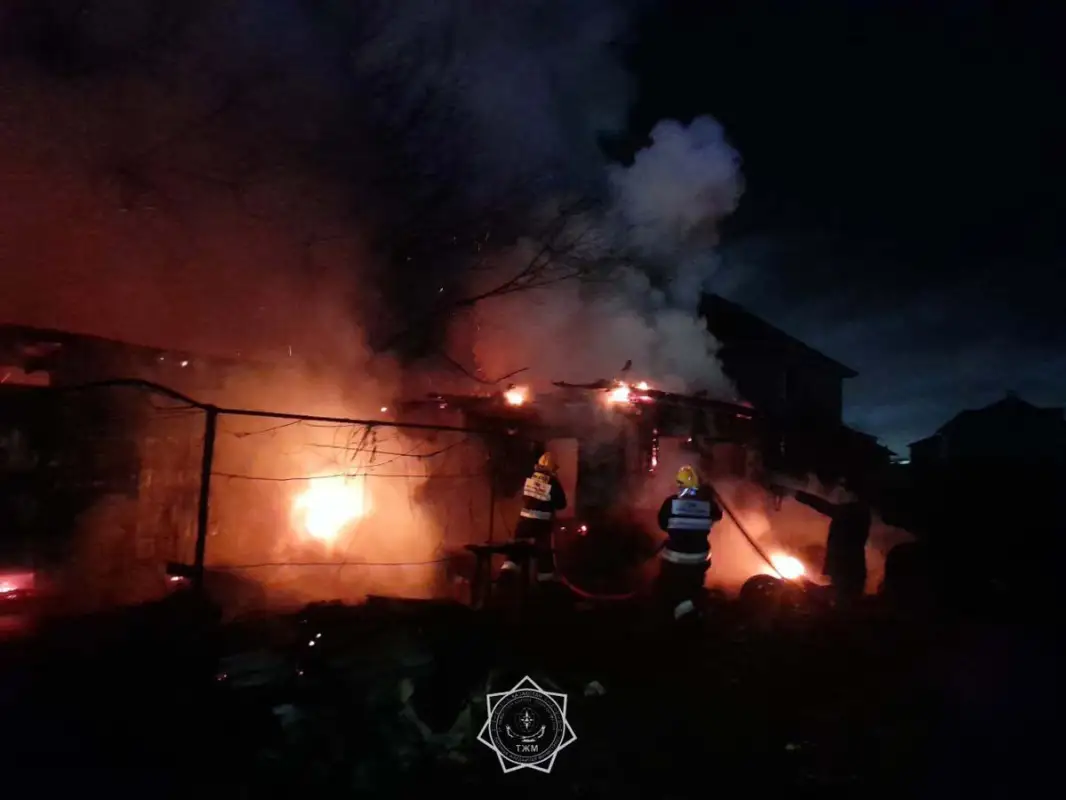 В Семее огонь перекинулся на соседние дома